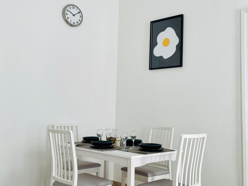 Living room, Food and drinks, Seating area, Dining area