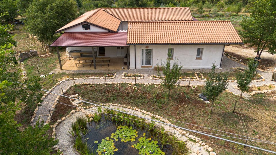 Property building, Day, Natural landscape, Garden, Garden view