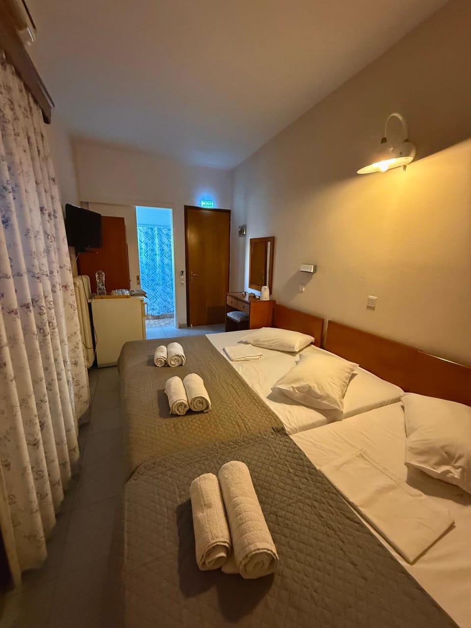 Bed, TV and multimedia, Photo of the whole room, Bedroom, towels