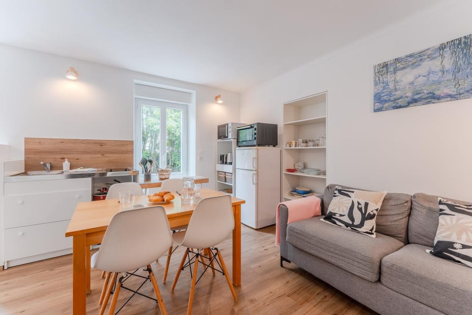 Kitchen or kitchenette, Seating area, Dining area