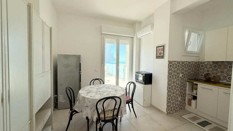 M448 - Marcelli, trilocale con terrazza e spiaggia privata Apartment in Marcelli