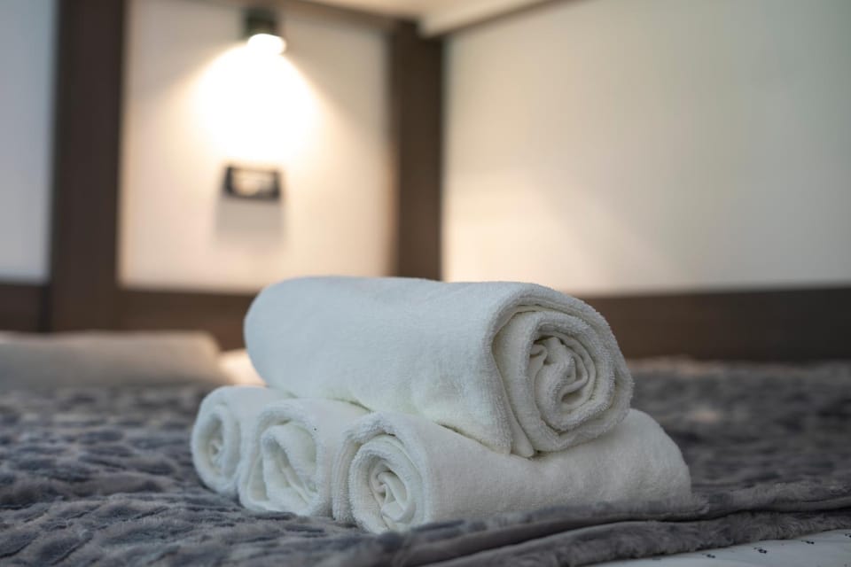 Bed, towels