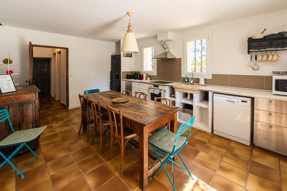 Kitchen or kitchenette, Dining area, dishwasher, oven, pet friendly, stove, toaster