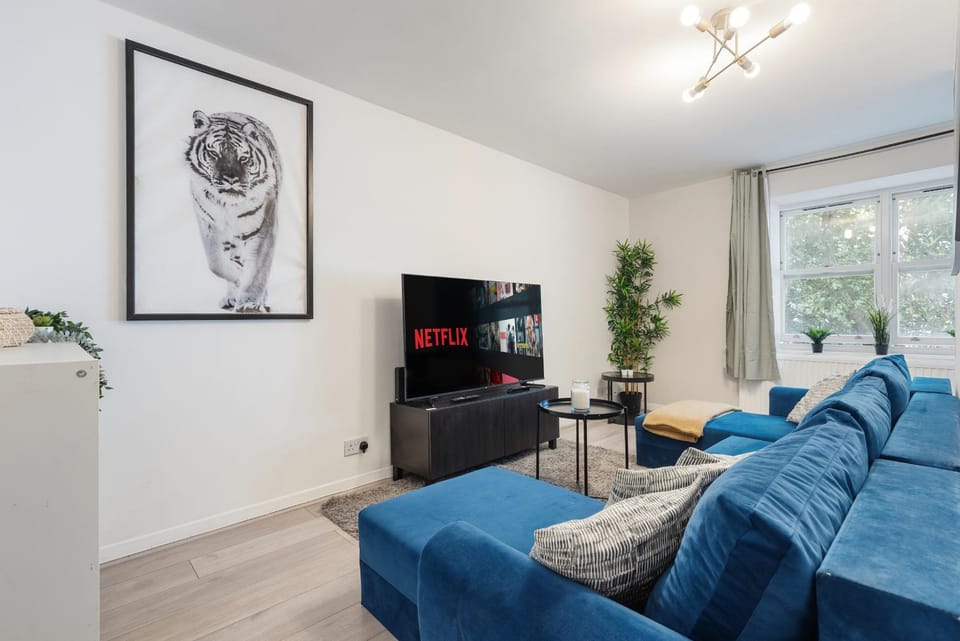 Communal lounge/ TV room, TV and multimedia, Living room, Seating area, Evening entertainment