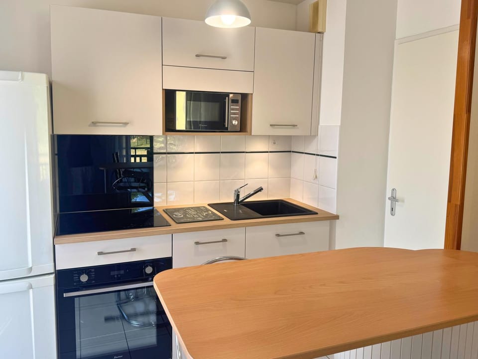 Kitchen or kitchenette, oven, stove