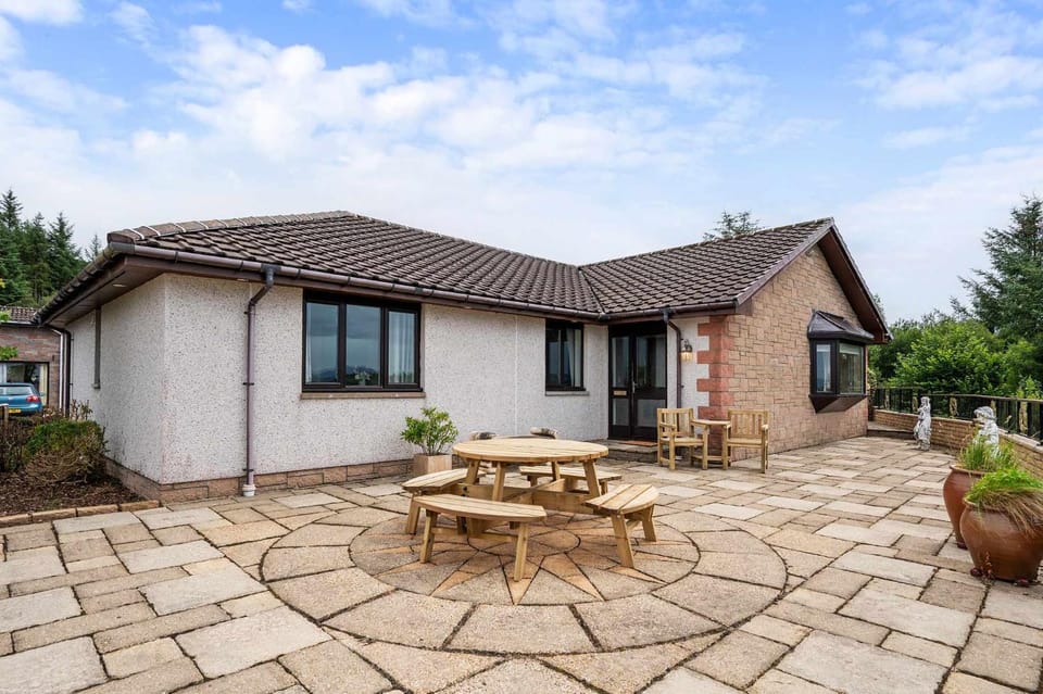 Property building, Patio, Day, Garden, Dining area, Garden view