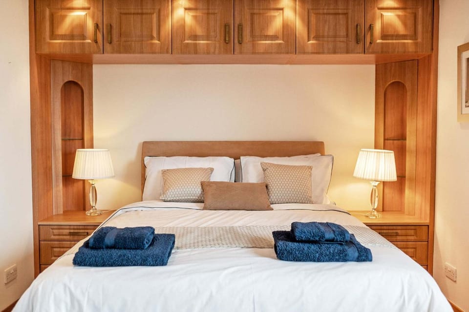 Bed, Photo of the whole room, Bedroom, towels