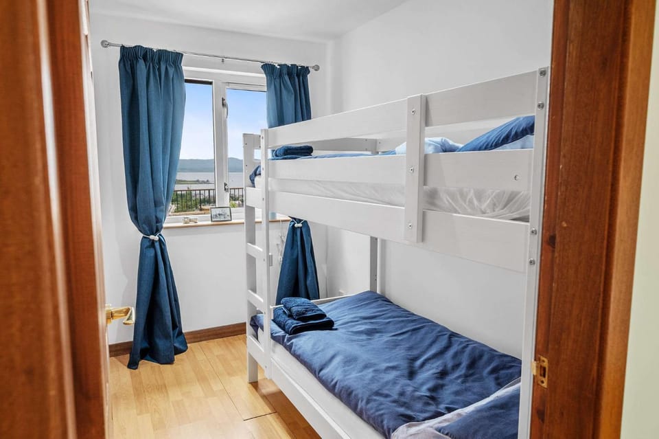 Bed, Photo of the whole room, Bedroom, bunk bed, towels