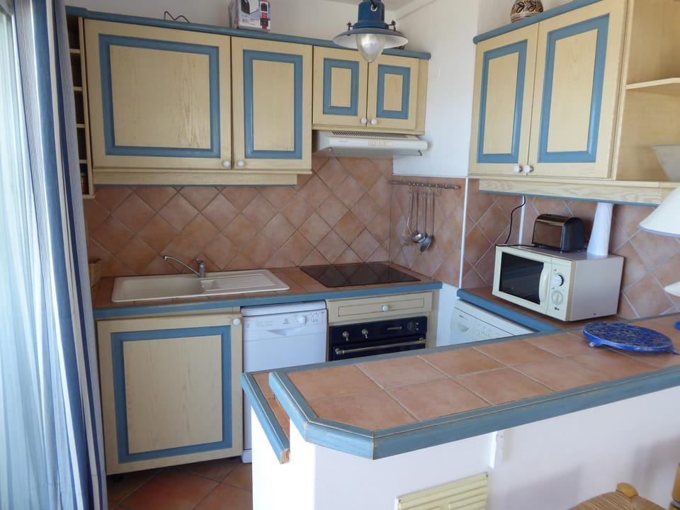 Kitchen or kitchenette, dishwasher, oven, pet friendly, stove, toaster