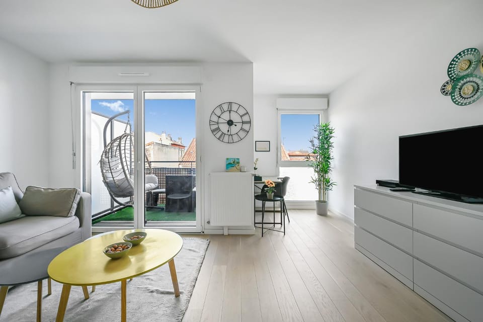 TV and multimedia, Balcony/Terrace, Living room, Seating area, Dining area