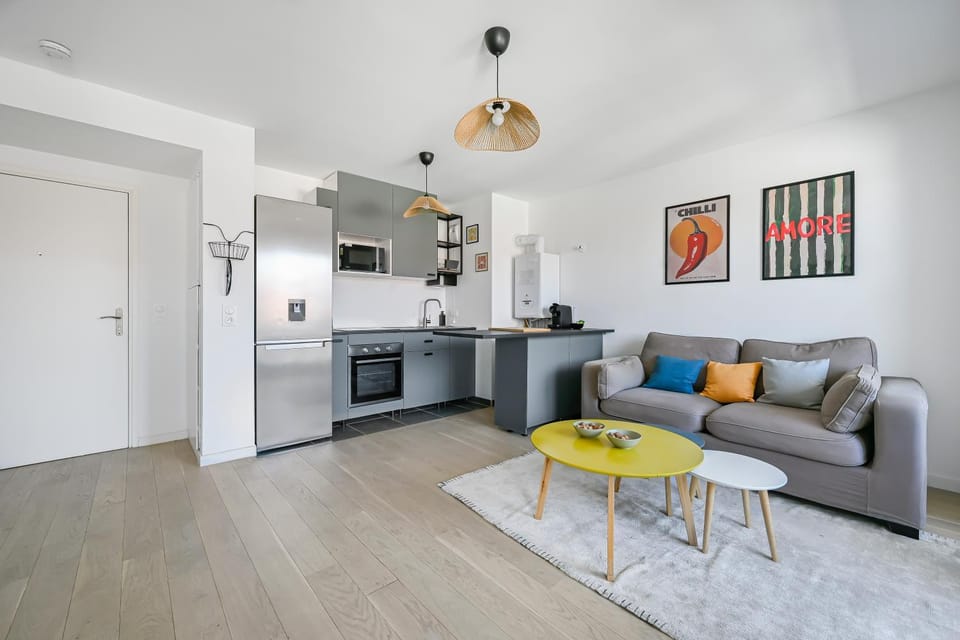 Lounge or bar, kitchen