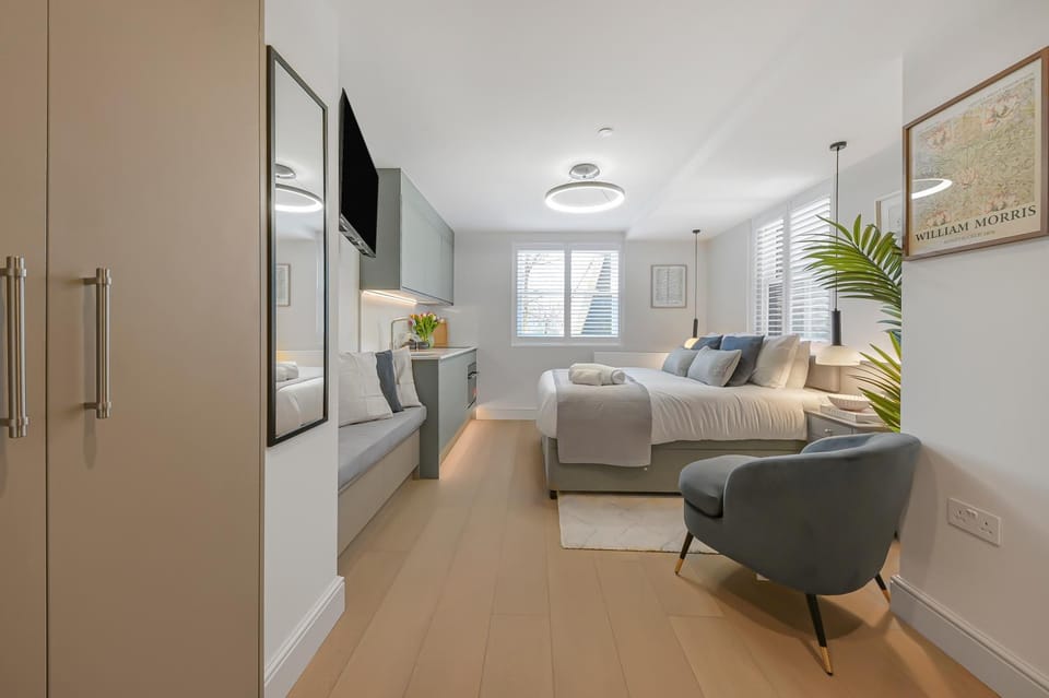 Bed, TV and multimedia, Photo of the whole room