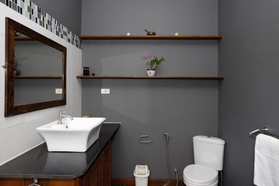 Toilet, Bathroom, towels