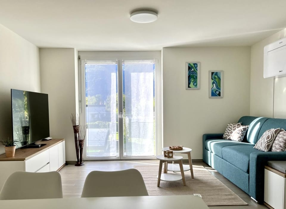 Communal lounge/ TV room, TV and multimedia, Living room, Seating area, Evening entertainment
