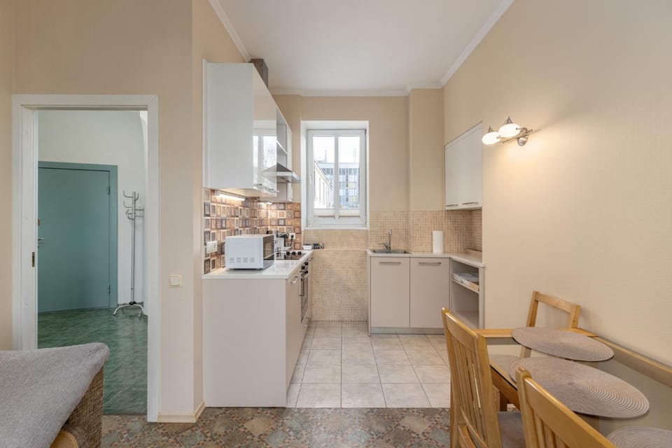 Kitchen or kitchenette, Dining area