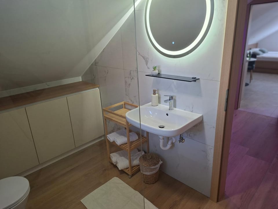BRIGITA Holiday Rooms - udobje, mir in sprostitev v bližini jezera Bed and Breakfast in Slovenia