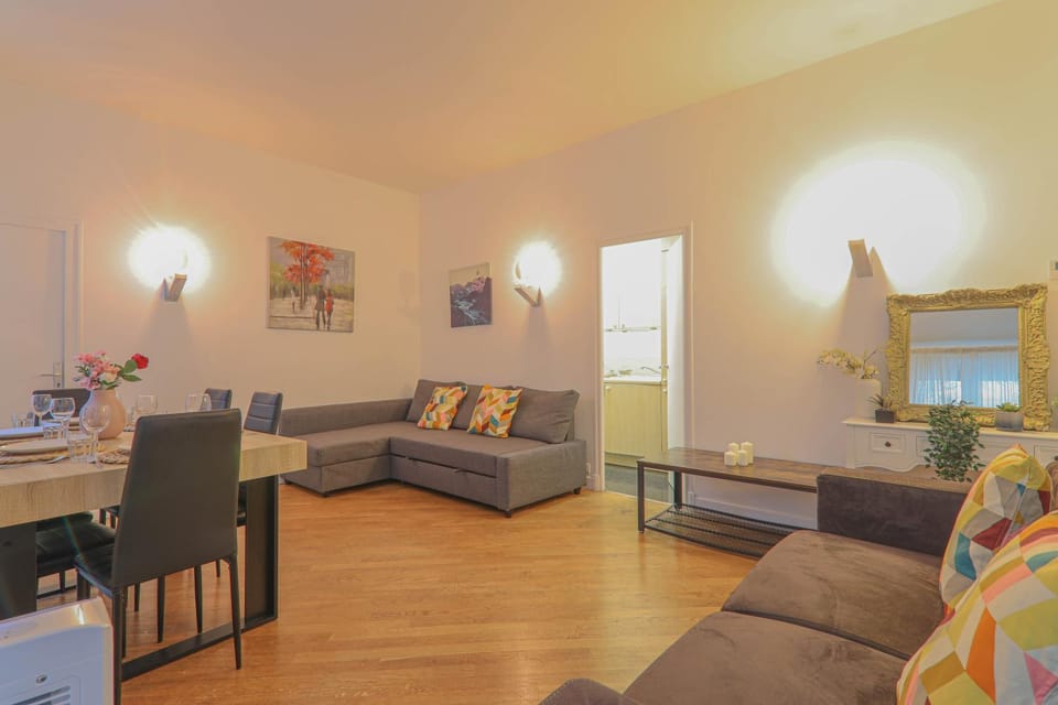 Bed, Living room, Seating area, Dining area