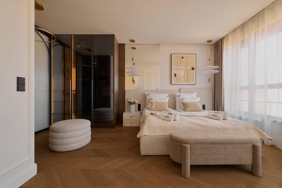 Bed, Photo of the whole room, Seating area, Bedroom, towels, wardrobe