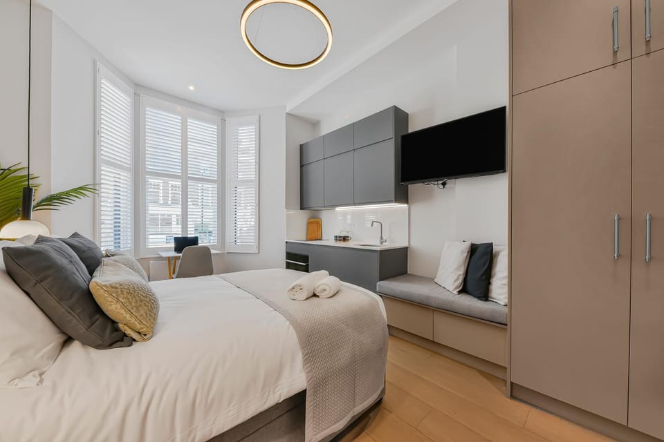 Bed, TV and multimedia, Kitchen or kitchenette, Photo of the whole room, Seating area, Bedroom, wardrobe