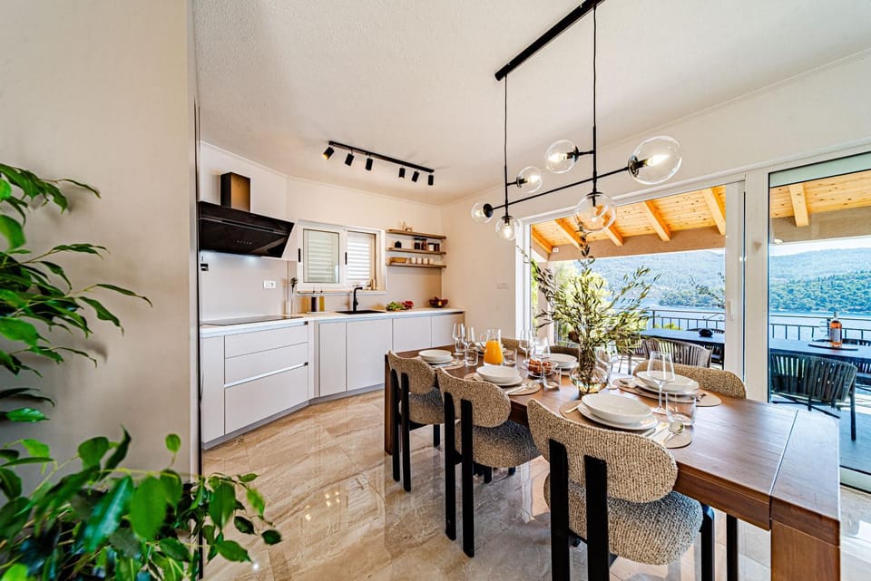 View (from property/room), Dining area, Sea view, kitchen