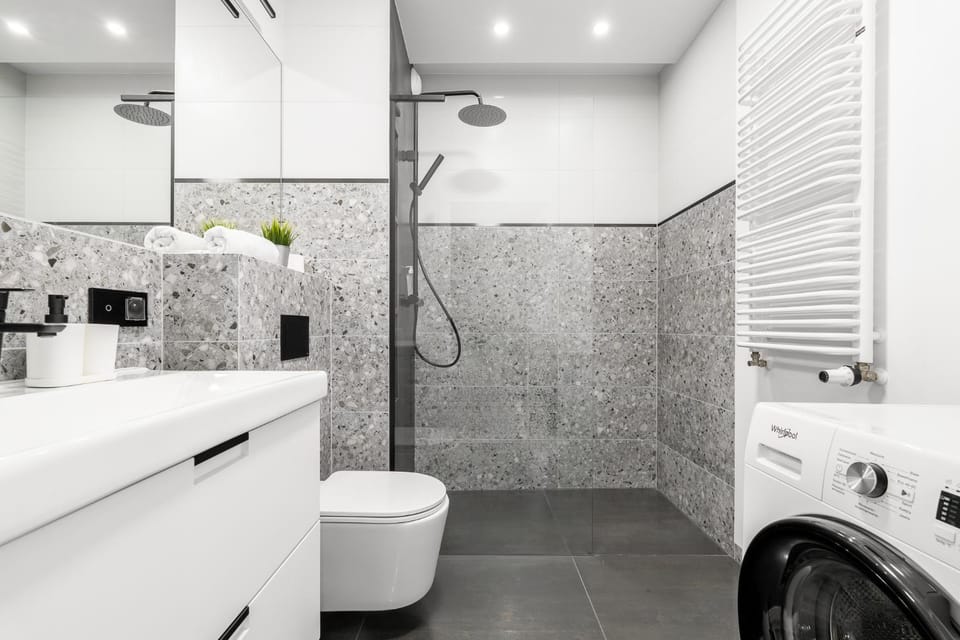 Shower, Toilet, Bathroom, towels, washing machine