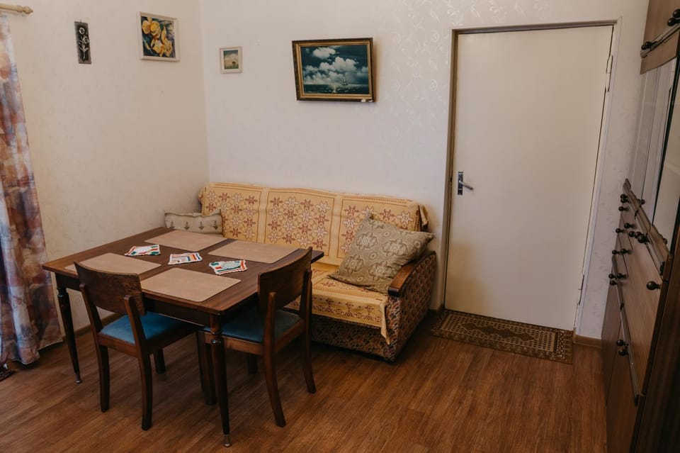 Bed, Living room, Seating area