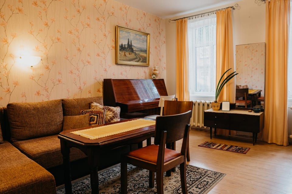 Bed, Living room