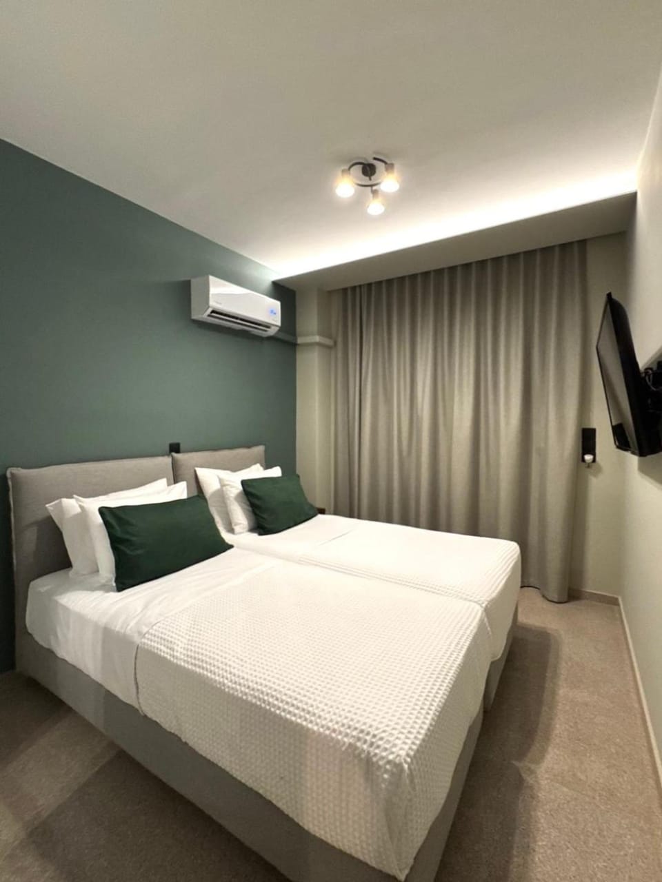 Bed, TV and multimedia, Photo of the whole room, Bedroom, air conditioner