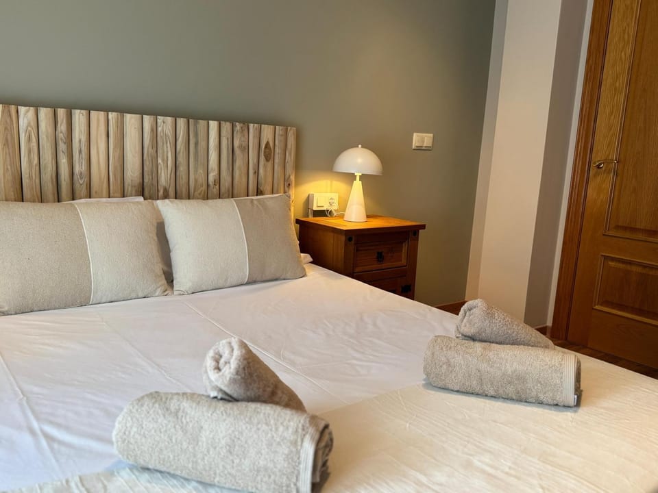 Bed, Bedroom, towels