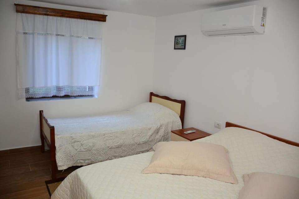 Bed, Bedroom, air conditioner