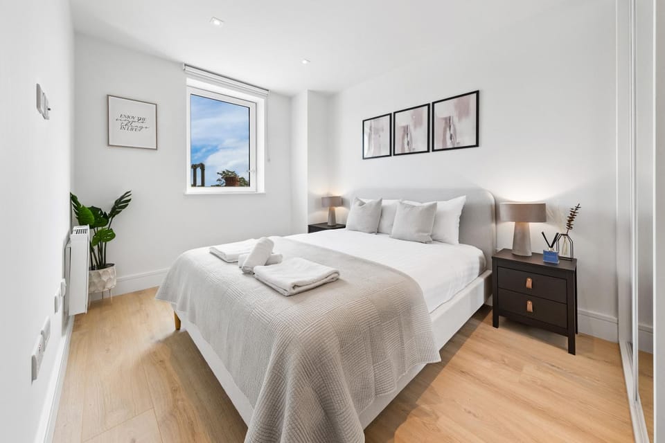 Bed, Photo of the whole room, Bedroom, towels