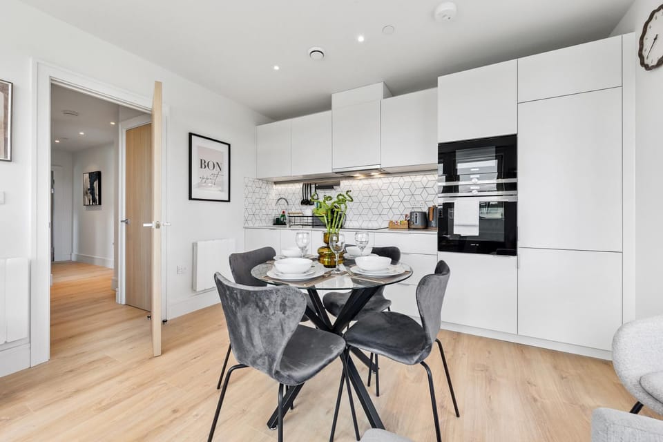 Kitchen or kitchenette, Dining area