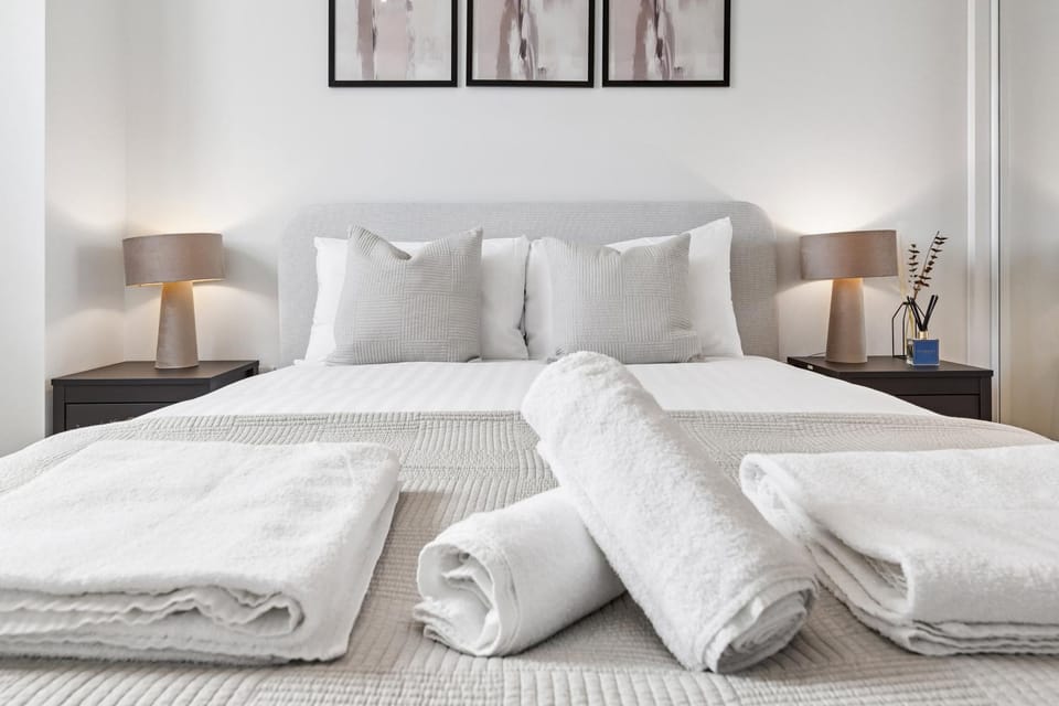 Bed, Photo of the whole room, Bedroom, towels