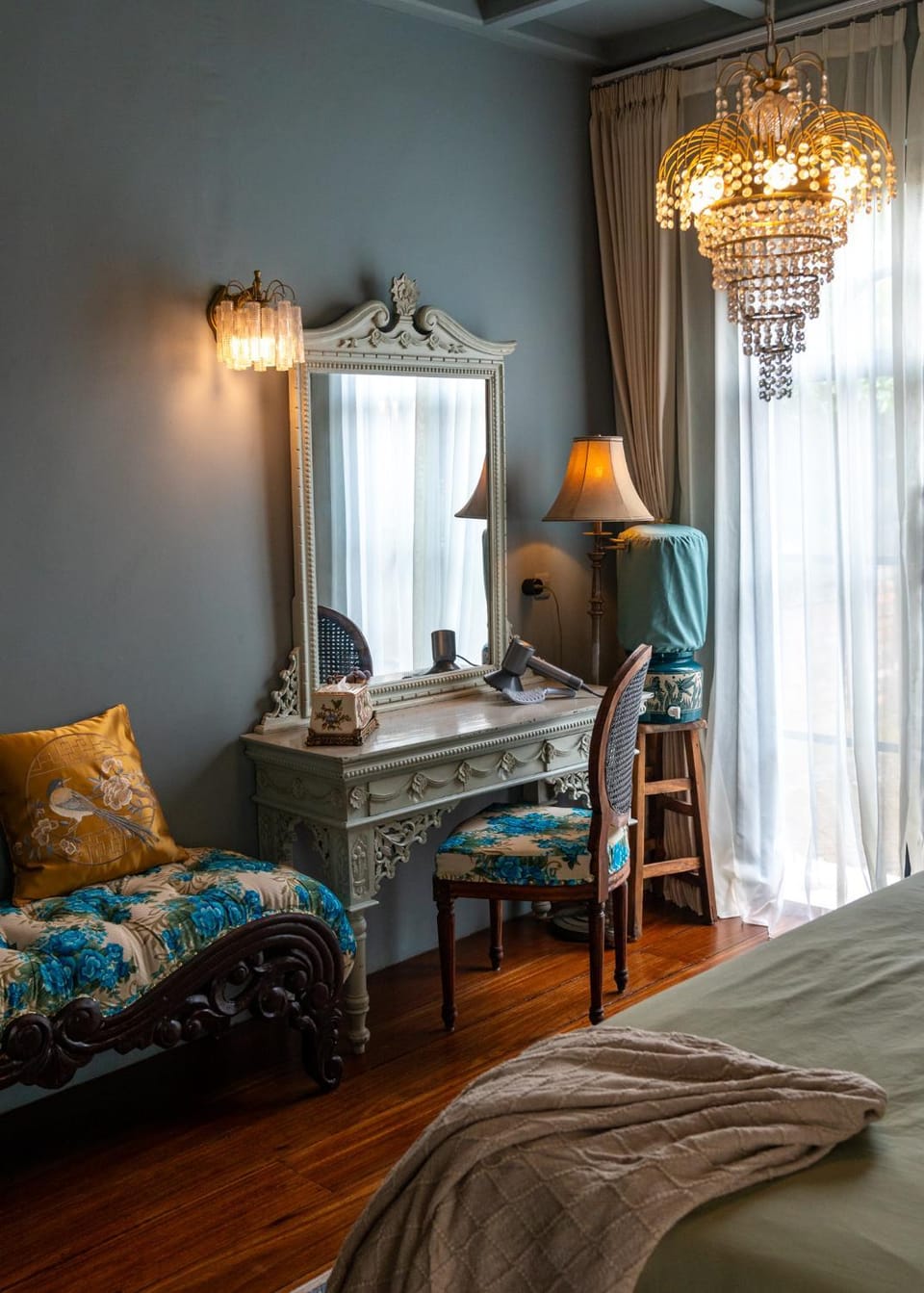 Bed, Decorative detail, Seating area, Bedroom, hair dresser
