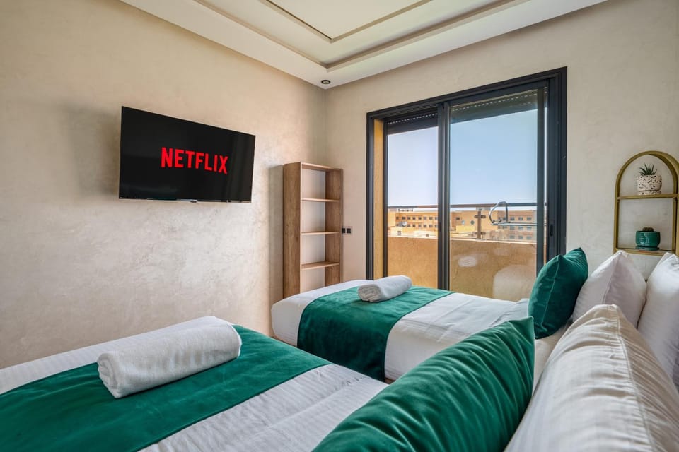 Bed, TV and multimedia, Photo of the whole room, Bedroom