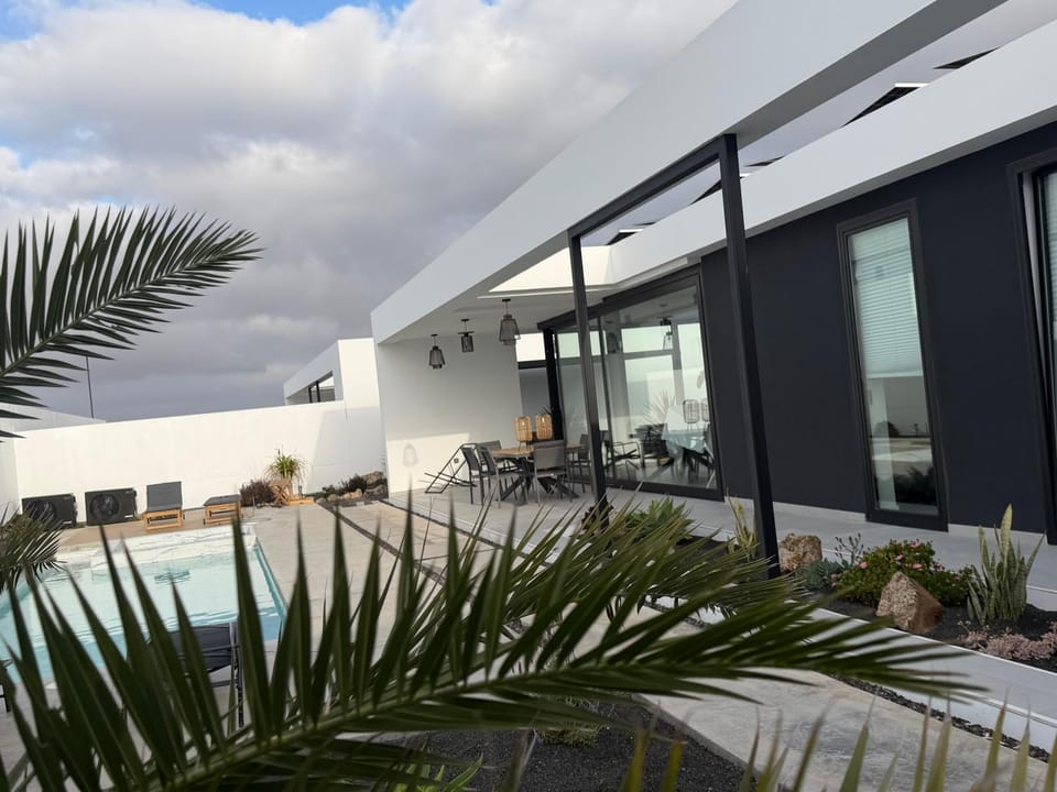 Property building, Patio, Day, Pool view, Swimming pool, sunbed