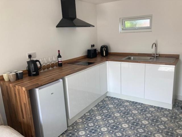 Coffee/tea facilities, Kitchen or kitchenette, stove