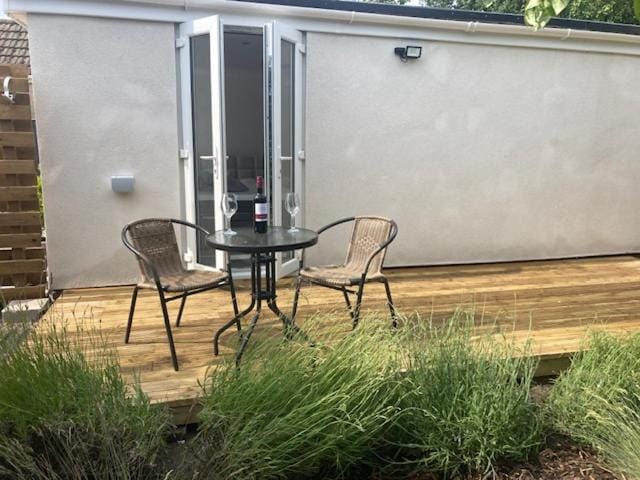 Property building, Patio, Day, Garden