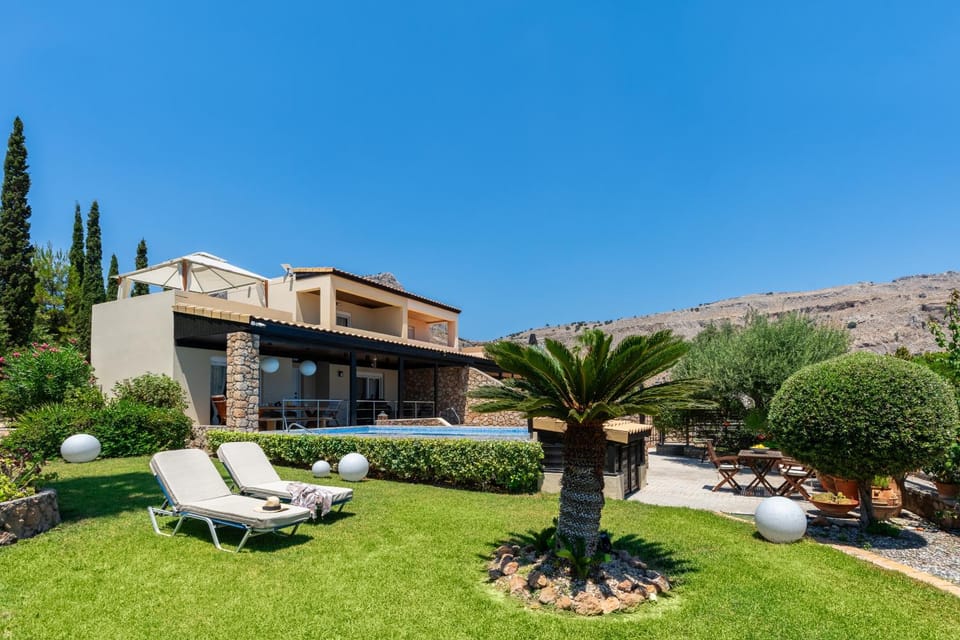 Property building, Garden, Swimming pool, sunbed