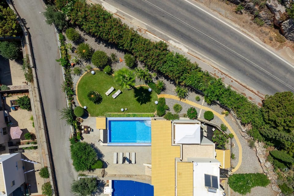 Property building, Bird's eye view, Garden, Swimming pool