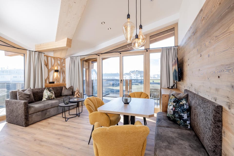 Living room, Seating area, Dining area