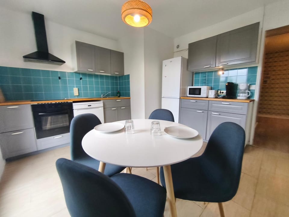 Kitchen or kitchenette, Dining area