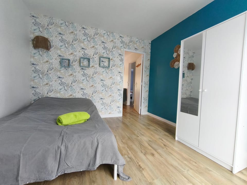 Bed, Photo of the whole room, Bedroom, towels, wardrobe