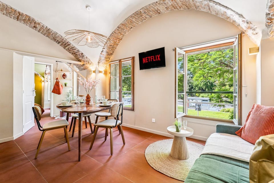 TV and multimedia, Seating area, Dining area