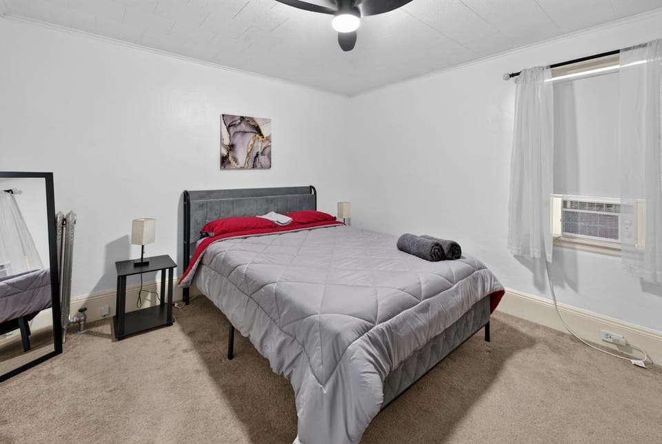Charming 2-Bedroom, 1-Bath Getaway Apartment in Carbondale