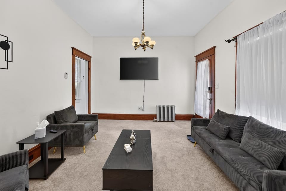 Charming 2-Bedroom, 1-Bath Getaway Apartment in Carbondale
