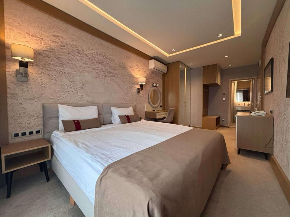 Bed, TV and multimedia, Photo of the whole room, Bedroom