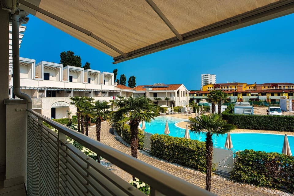 Host in Italy - Oasi moderna con piscina a due passi dal mare Apartment in Veneto