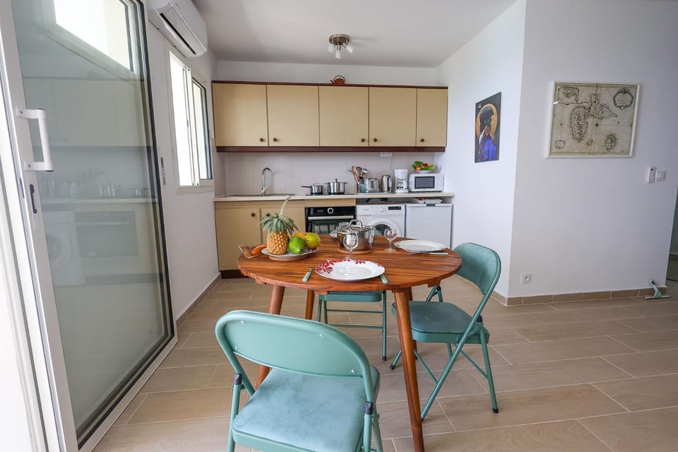 Kitchen or kitchenette, Dining area, oven, stove