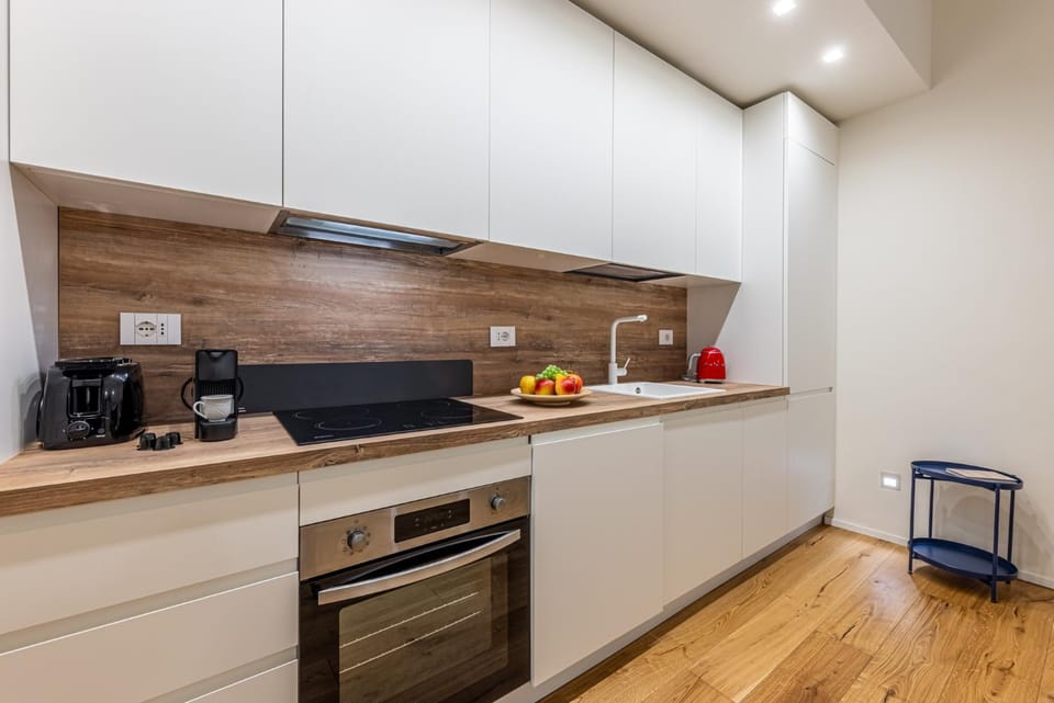 Coffee/tea facilities, oven, stove, toaster